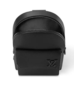 Alternative view of Louis Vuitton Street Style Shoulder Bags