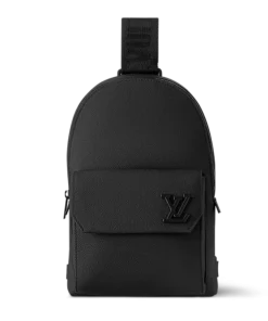 Louis Vuitton Street Style Shoulder Bags